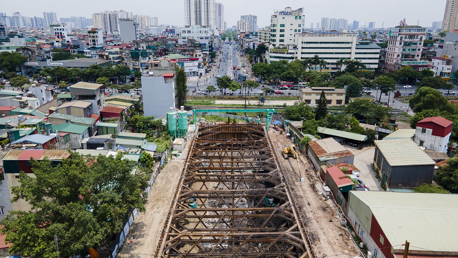 Tường chắn ở phía hầm hở cơ bản đã thành hình.