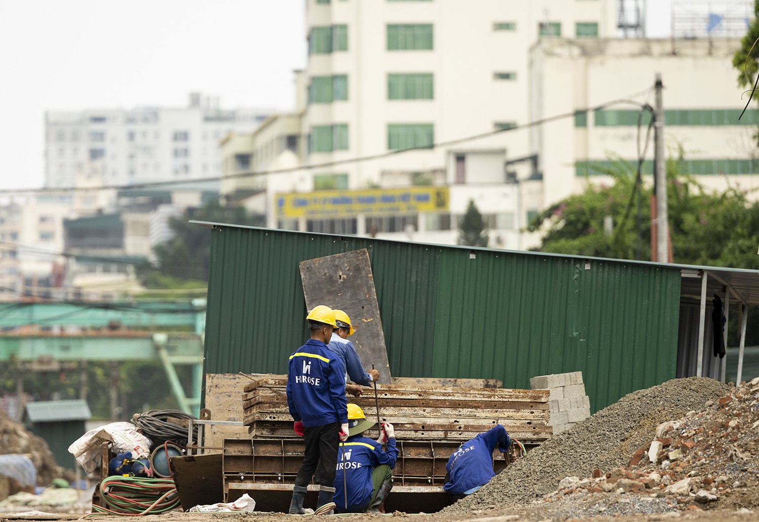 Đầu dự án phía khu vực Đầm Hồng đang là nơi tập trung công nhân, máy móc đông nhất và đơn vị thi công đang cho đào hầm mở.