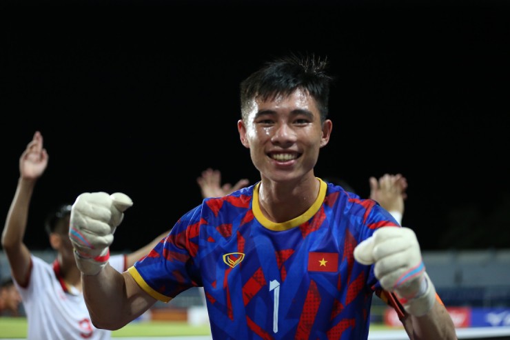 Quan Văn Chuẩn cản phá lượt sút luân lưu quyết định giúp U23 Việt Nam bảo vệ ngôi vương U23 Đông Nam Á