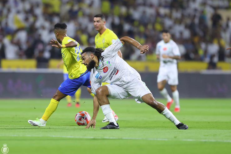 Al Nassr (áo vàng) chiếm thế chủ động trước Al Fateh