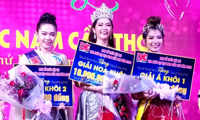 Thu Uyên thời điểm nhận danh hiệu&nbsp;“Hoa khôi Đại học Nam Cần Thơ 2019”