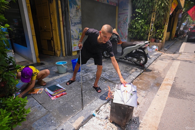 Những ngày này, ngoài tiền, vàng như hàng tháng, nhiều người thường hóa thêm quần áo giầy dép và những dụng cụ sinh hoạt bằng giấy với quan niệm "trần sao âm vậy".