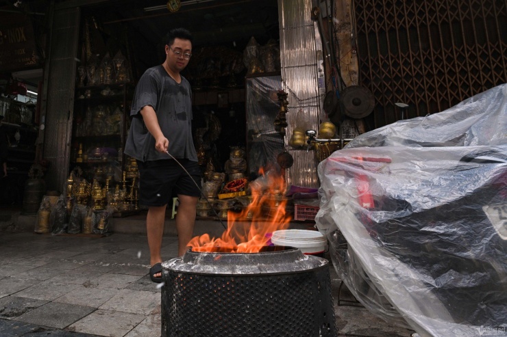 Vì sợ tàn tro bay lung tung, nguy hiểm, anh Nam phải bọc nilon vào xe máy. “Gia đình tôi hàng năm luôn tìm những ngày thuận tiện làm cơm cúng vì đây cũng là dịp cuối tuần, cả nhà dễ dàng sum vầy”, anh Nam - chủ một cửa hàng tại phố Hàng Đồng chia sẻ.