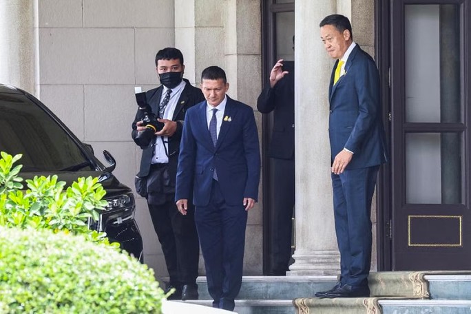 Ông Watanyu (giữa) tháp tùng tân Thủ tướng Srettha (bìa phải) tới gặp người tiền nhiệm Prayut Chan-o-cha tại tòa nhà chính phủ Thái Lan hôm 24-8. Ảnh: Reuters