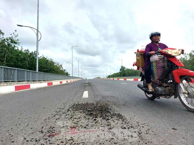 Mặt đường trên cầu xuống cấp, vị trí này đã được đơn vị thi công đánh dấu để khắc phục