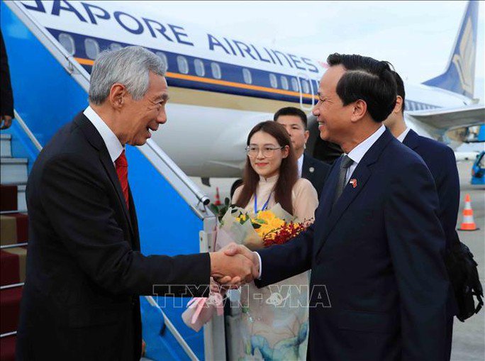 Bộ trưởng Bộ Lao động, Thương binh và Xã hội Đào Ngọc Dung đón Thủ tướng nước Cộng hòa Singapore Lý Hiển Long tại Sân bay quốc tế Nội Bài. Ảnh: TTXVN