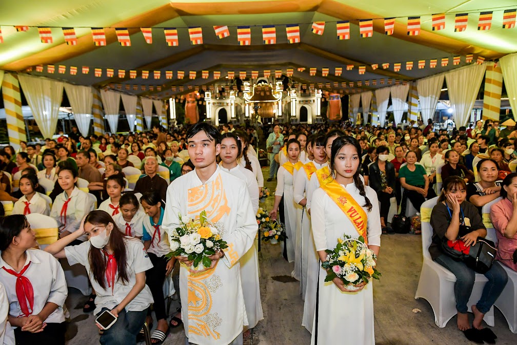 Đêm 26/8 (tức ngày 11/7 âm lịch) hàng nghìn tăng ni, phật tử, người dân cùng tụng kinh, niệm Phật cầu quốc thái dân an, siêu độ vong linh, gia đình an phúc trong lễ Vu Lan báo hiếu tại chùa Kim Sơn - Lạc Hồng, TP Hòa Bình.