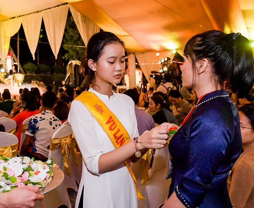 Trong các hoạt động trên, bông hồng cái áo chính là nghi thức mang tính chất tôn vinh cao nhất. Bông hoa hồng được chọn là biểu tượng của tình yêu, sự cao quý và ngát hương. Việc nhớ về bậc sinh thành và cài lên ngực bông hoa cao quý là tình cảm đẹp nhất, là chữ "Hiếu" mà con cái gửi đến bậc sinh thành.