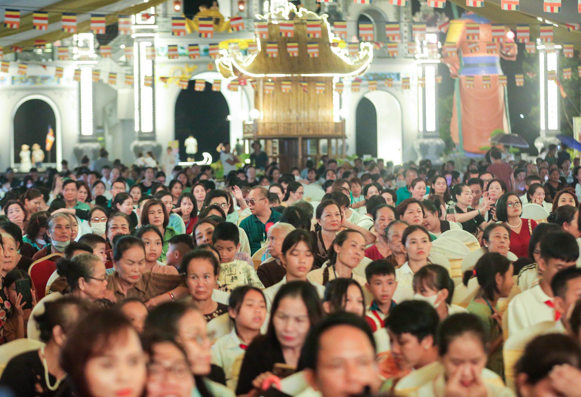 Rất đông người dân đến đại lễ Vu Lan để thể hiện lòng hiếu thảo với tổ tiên, cha mẹ.