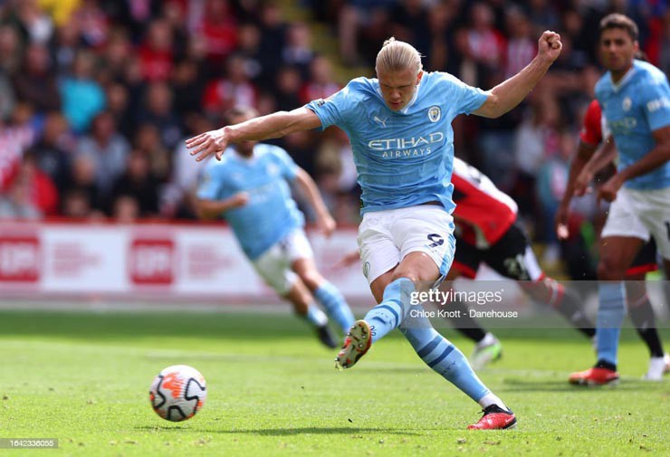 Haaland đá penalty không thành công