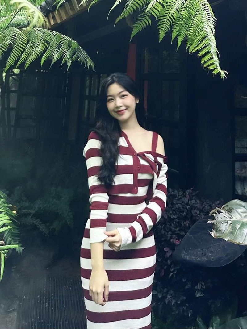 Con gái MC Quyền Linh diện váy ôm sát body, tôn đường cong ở tuổi 17 - 10