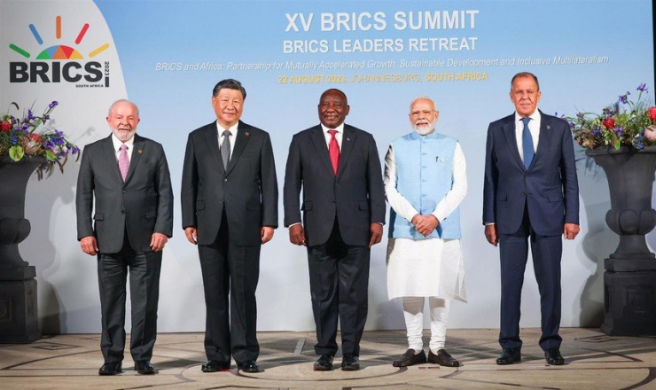 Hội nghị thượng đỉnh BRICS diễn ra từ ngày 22 đến 24-8 tại Nam Phi. Ngoại trưởng Nga Sergey Lavrov (ngoài cùng bên phải) thay mặt ông Putin tham dự hội nghị. Ảnh: CƠ QUAN BÁO CHÍ BỘ NGOẠI GIAO NGA