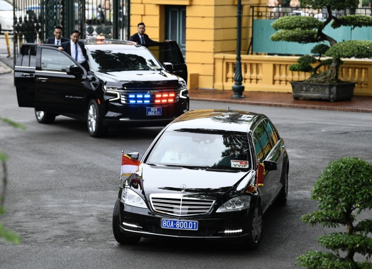 Đoàn xe đưa Thủ tướng Singapore Lý Hiển Long tiến vào Phủ Chủ tịch. (Ảnh: Như Ý)