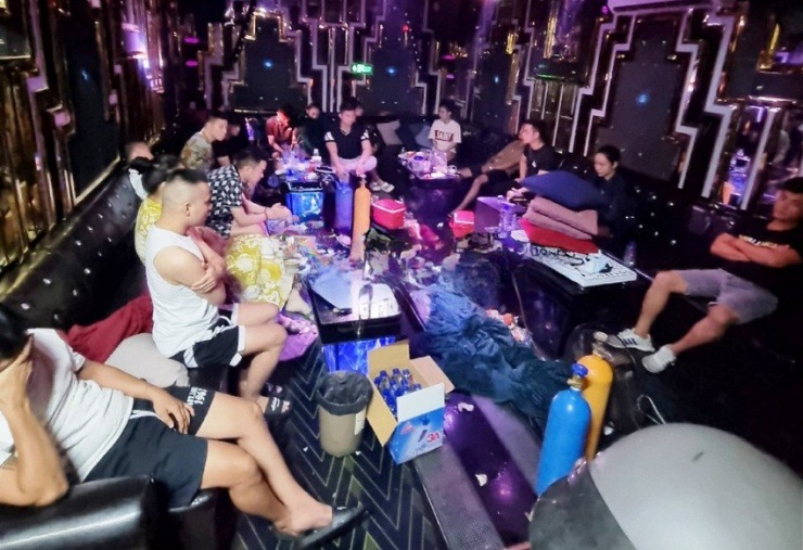8 thanh niên thuê nhiều cô gái vào quán karaoke phục vụ 'tiệc' ma túy - 1