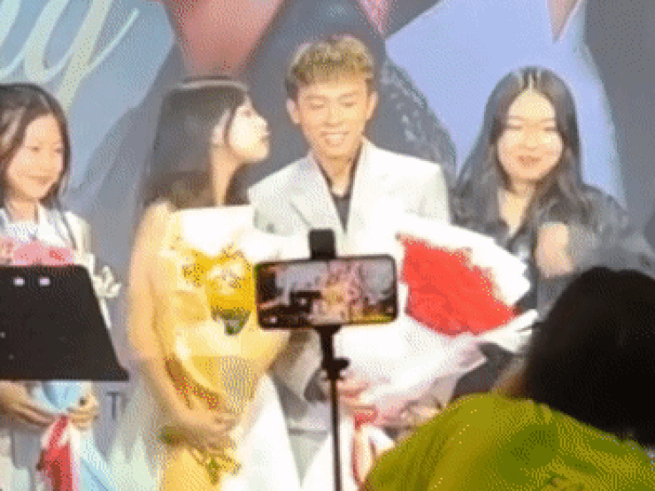 Hồ Văn Cường “đứng hình” vì bị fan nữ hôn lén ngay trên sân khấu