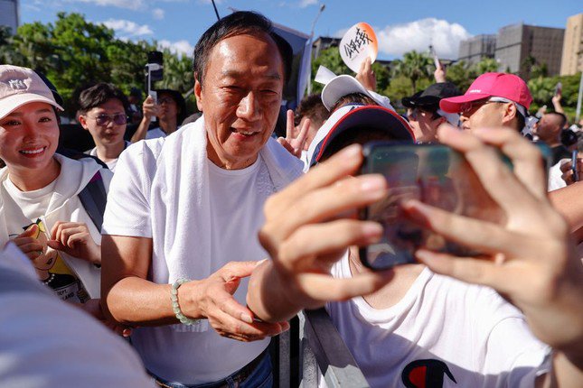 Người ủng hộ chụp ảnh selfie với tỷ phú Terry Gou. (Ảnh: Reuters)