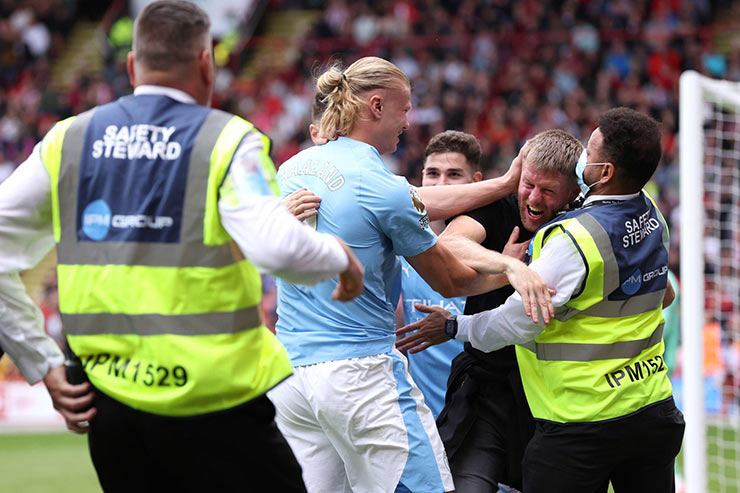 Ngay sau đó nhân viên an ninh đã đưa&nbsp;Terry Flanagan ra khỏi sân