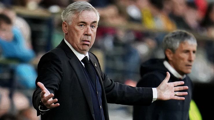 HLV Ancelotti lại phải thay đổi sơ đồ cho Real?