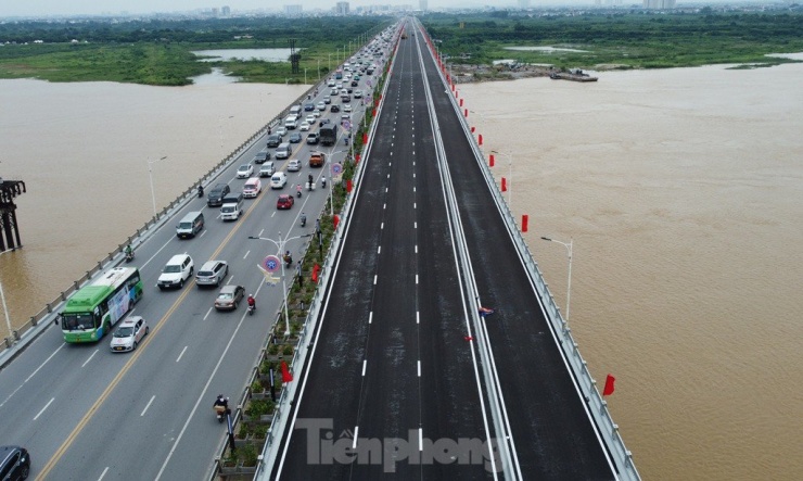 Toàn bộ mặt cầu từ nội thành sang Long Biên đã thảm bê tông nhựa mới đen nhánh.