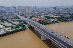 Flycam: Toàn cảnh cây cầu rộng nhất bắc qua sông Hồng trước ngày thông xe