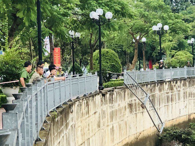 Công an TP Tân Uyên lên tiếng về tin 1 lãnh đạo phường lao ô tô xuống sông sau bữa nhậu - 1