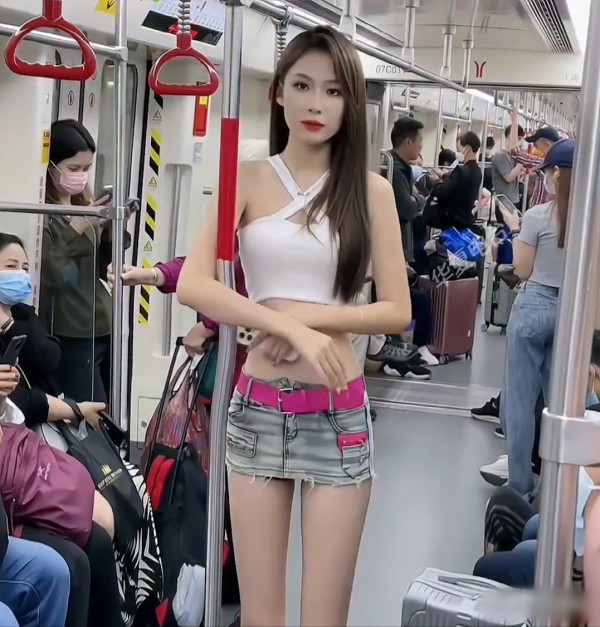 Cô gái xinh đẹp mặc áo croptop, váy siêu ngắn đi tàu điện ngầm, có người khen kẻ chê - 3