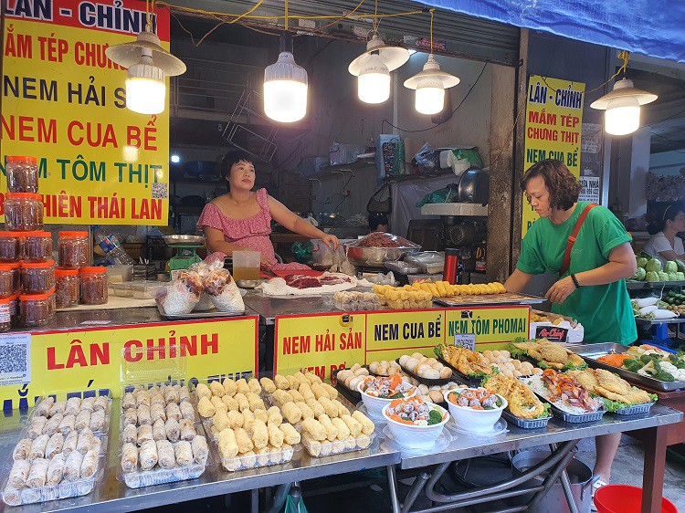 Nem rán, nem hải sản, nem tôm phô mai, bánh bao chiên, nộm bò khô được bán với giá từ 80-150 nghìn đồng/hộp.