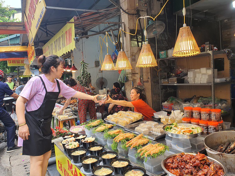 Khu chợ này bán đủ các món ăn chế biến sẵn, đồ lễ chế biến sẵn với giá cao "ngất ngưởng".