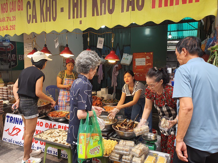 Khách mua bán tấp nập cận ngày Rằm tháng 7 tại chợ Hàng Bè.