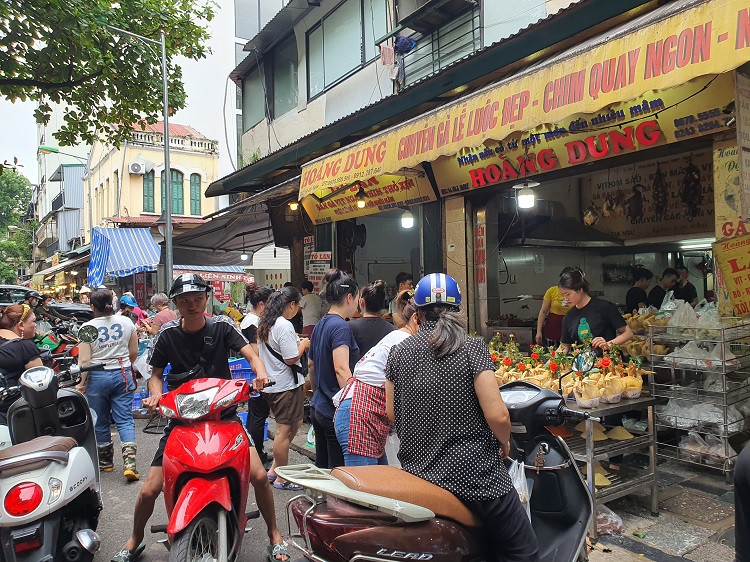 Mặc dù có giá bán cao ngất ngưởng nhưng khu chợ này vẫn đông nghịt khách mua.