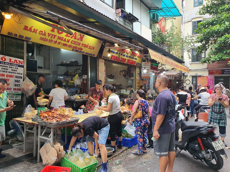 Chỉ còn một ngày nữa là đến Rằm tháng 7 năm nay, ngay từ sáng sớm, chợ Hàng Bè đã tấp nập khách mua bán.