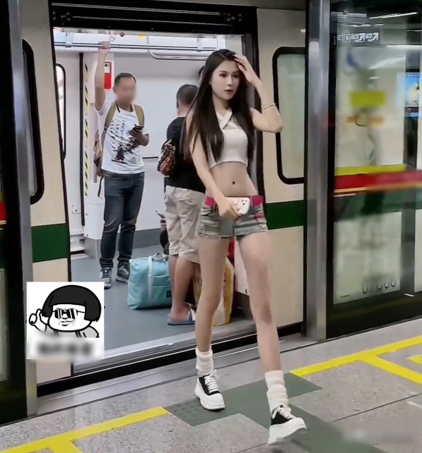 Cô gái xinh đẹp mặc áo croptop, váy siêu ngắn đi tàu điện ngầm, có người khen kẻ chê - 4