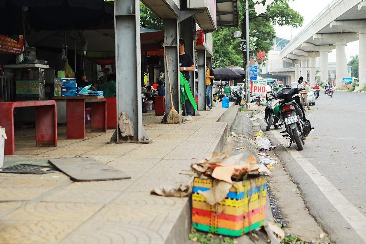 “Cực hình” ngửi mùi hôi thối khi chờ xe buýt ở Hà Nội - 10