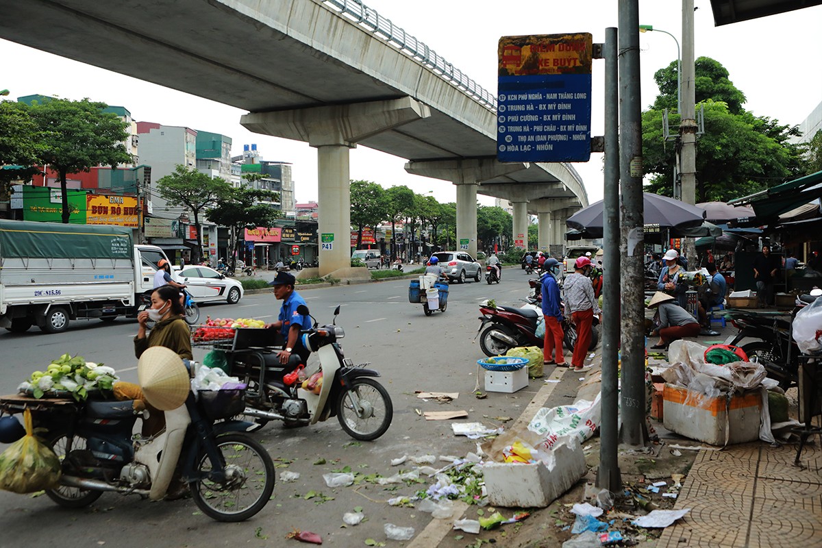 “Cực hình” ngửi mùi hôi thối khi chờ xe buýt ở Hà Nội - 11
