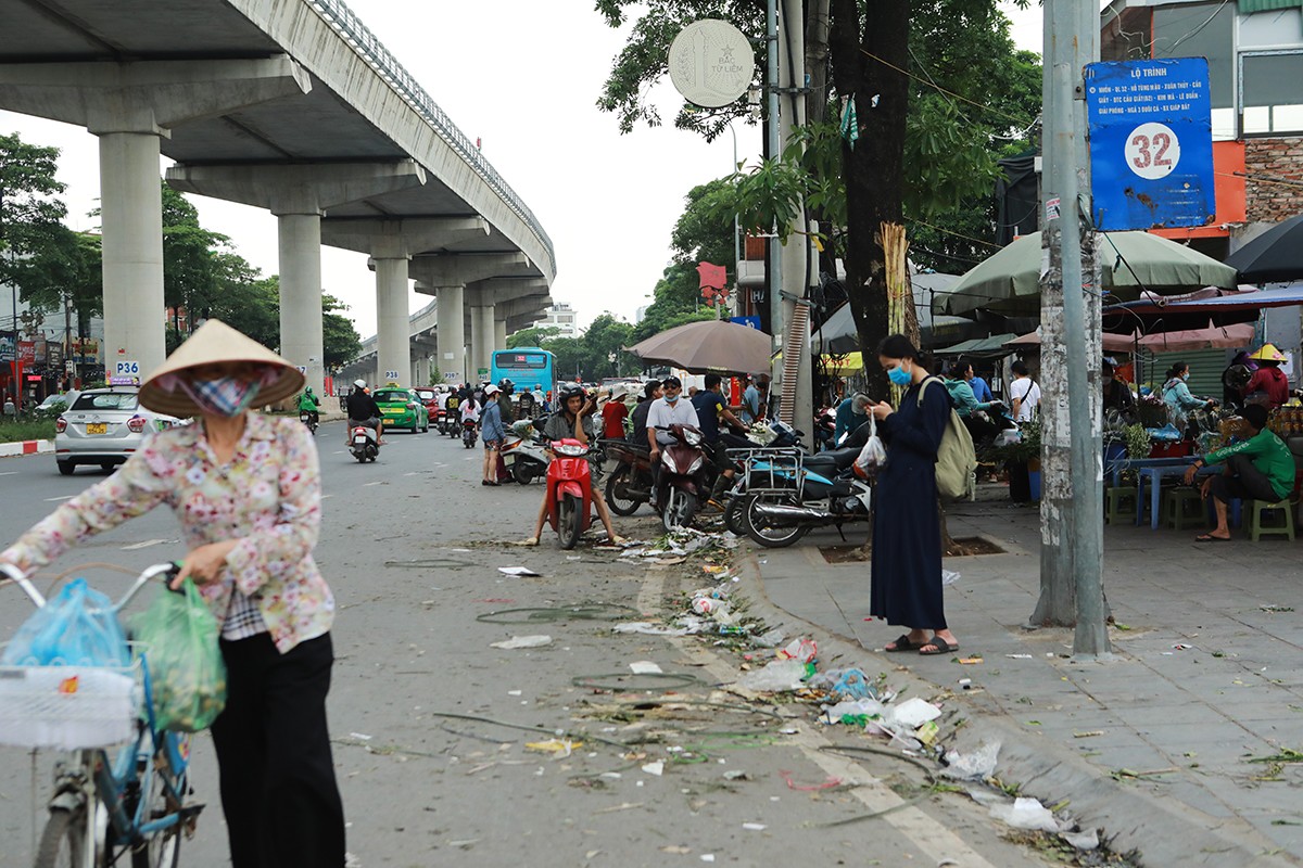 “Cực hình” ngửi mùi hôi thối khi chờ xe buýt ở Hà Nội - 12