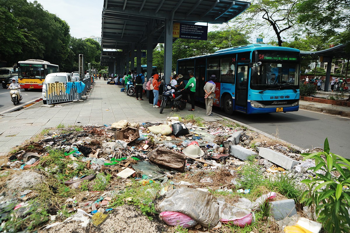 “Cực hình” ngửi mùi hôi thối khi chờ xe buýt ở Hà Nội - 15