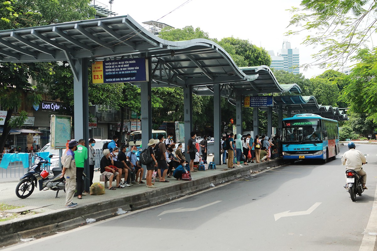 “Cực hình” ngửi mùi hôi thối khi chờ xe buýt ở Hà Nội - 16
