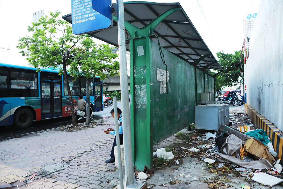 “Cực hình” ngửi mùi hôi thối khi chờ xe buýt ở Hà Nội - 19