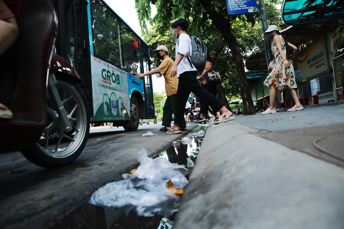 “Cực hình” ngửi mùi hôi thối khi chờ xe buýt ở Hà Nội - 5