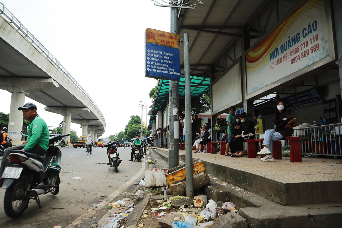 “Cực hình” ngửi mùi hôi thối khi chờ xe buýt ở Hà Nội - 7