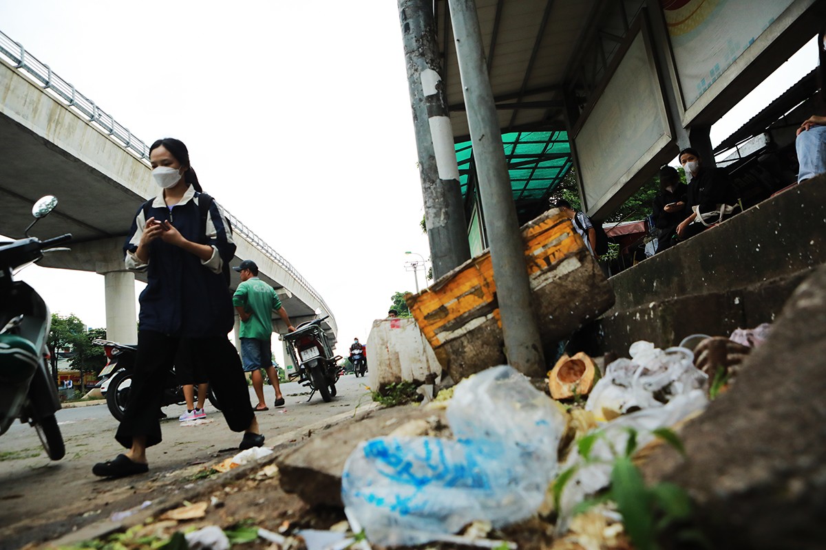“Cực hình” ngửi mùi hôi thối khi chờ xe buýt ở Hà Nội - 8