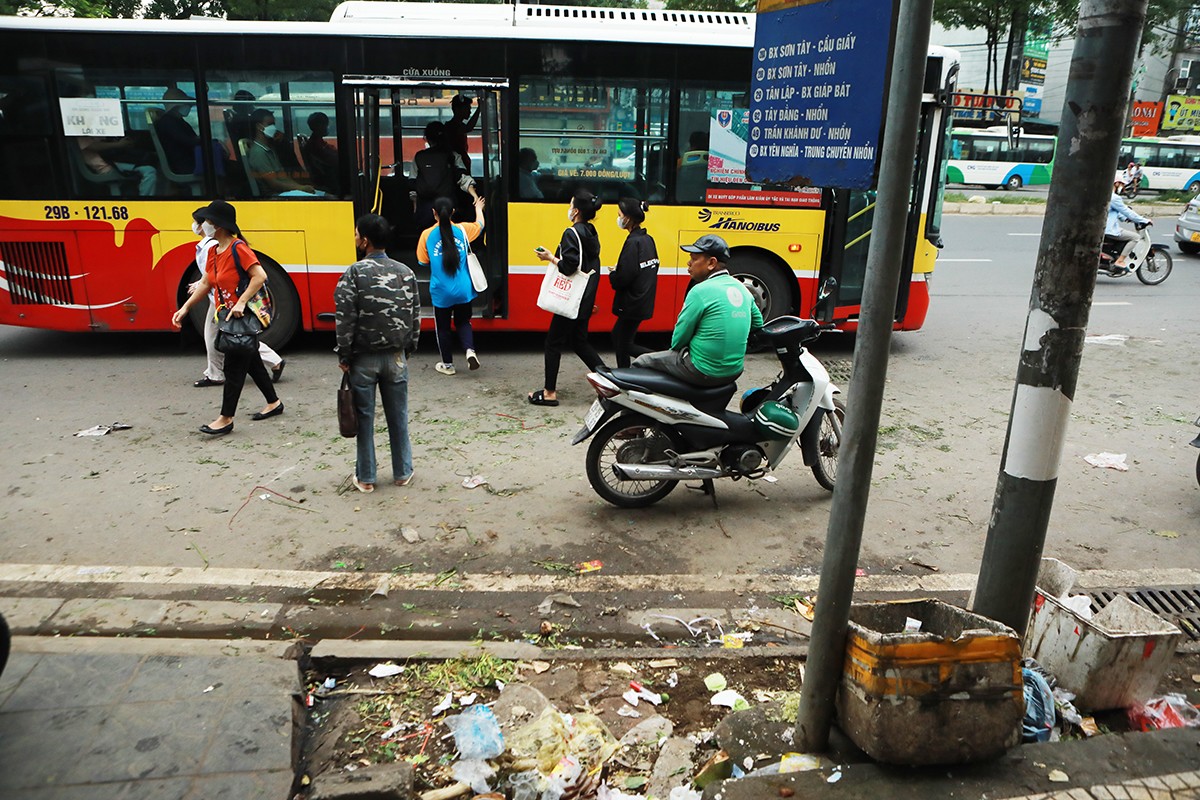 “Cực hình” ngửi mùi hôi thối khi chờ xe buýt ở Hà Nội - 9