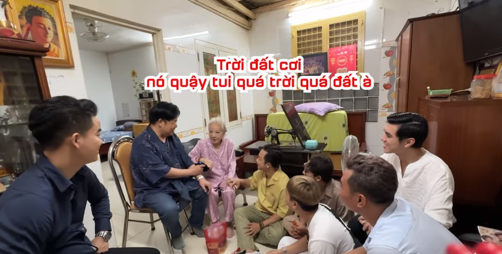 Nghệ sĩ Hồng Nga quây quần bên các ca sĩ trẻ