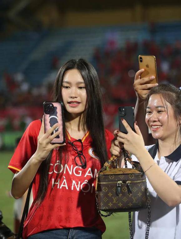 Doãn Hải My diện đồ gần trăm triệu đồng, chúc mừng đội của Đoàn Văn Hậu vô địch V. League - 4