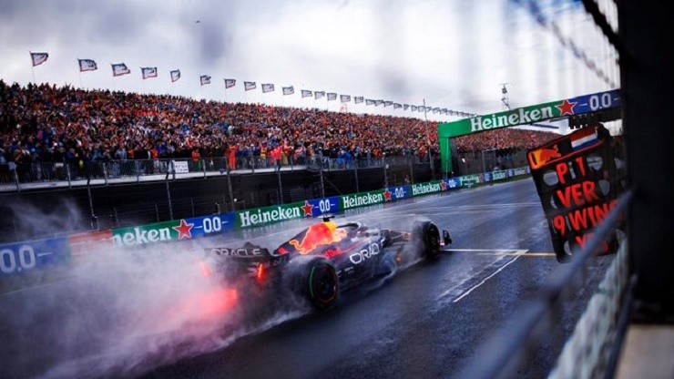 Khoảnh khắc Verstappen san bằng kỷ lục 9 chiến thắng của Vettel