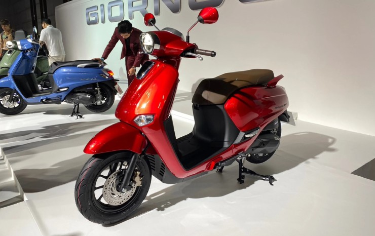 Honda Giorno+ có phong cách thời trang cao cấp, kết hợp giữa nét cổ điển và hiển đại, cùng các công nghệ thuộc hàng tối tân, đem tới hành trình lái hoàn hảo cho người sử dụng.
