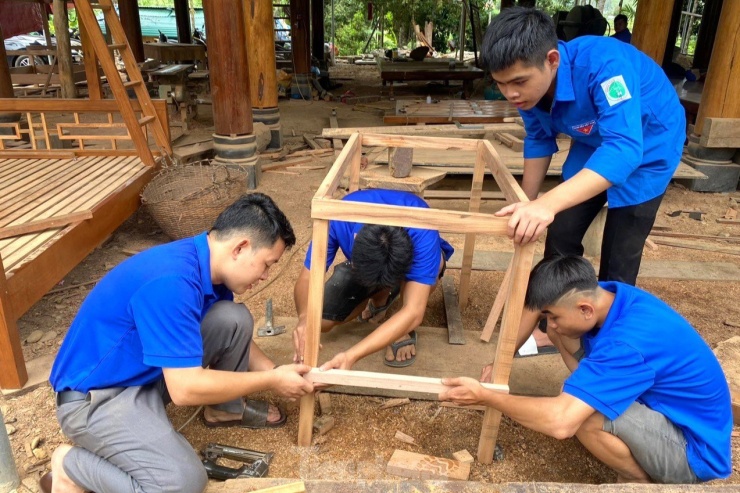 Thanh niên ‘biến’ gỗ tạp thành bàn học, tủ sách tặng học sinh nghèo - 2