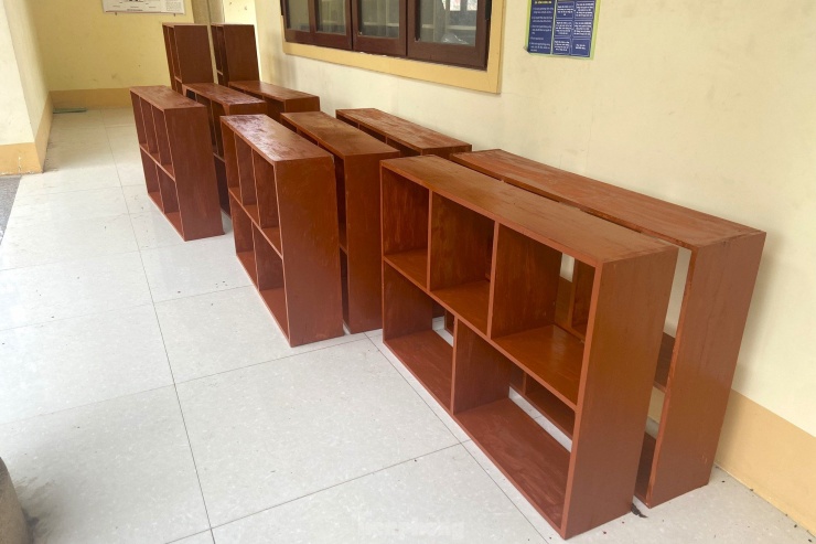 Thanh niên ‘biến’ gỗ tạp thành bàn học, tủ sách tặng học sinh nghèo - 7