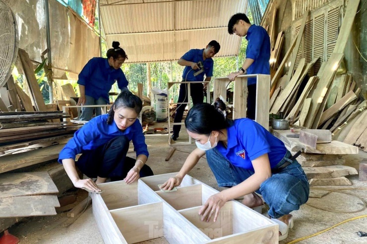 Thanh niên ‘biến’ gỗ tạp thành bàn học, tủ sách tặng học sinh nghèo - 4