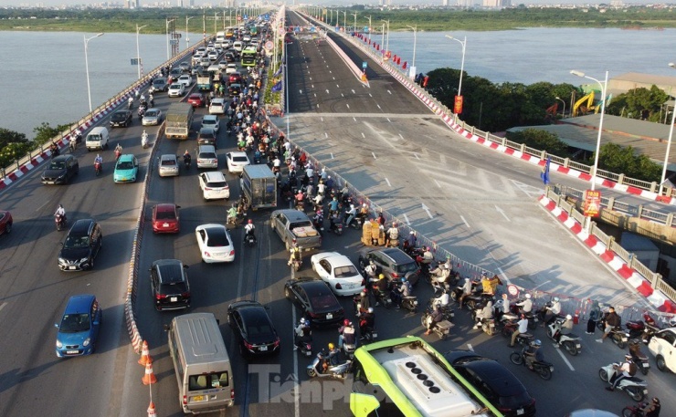 Vì sao cầu Vĩnh Tuy 2 thông xe xong phải đóng lại, phương tiện chưa thể di chuyển? - 2